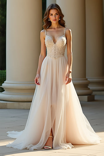Une ligne de robe de bal longue à bretelles spaghetti champagne